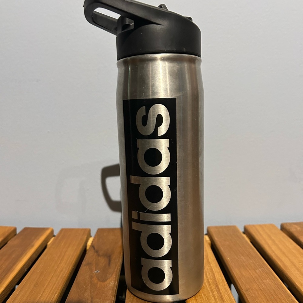 ADIDAS sorts bottle with straw lid